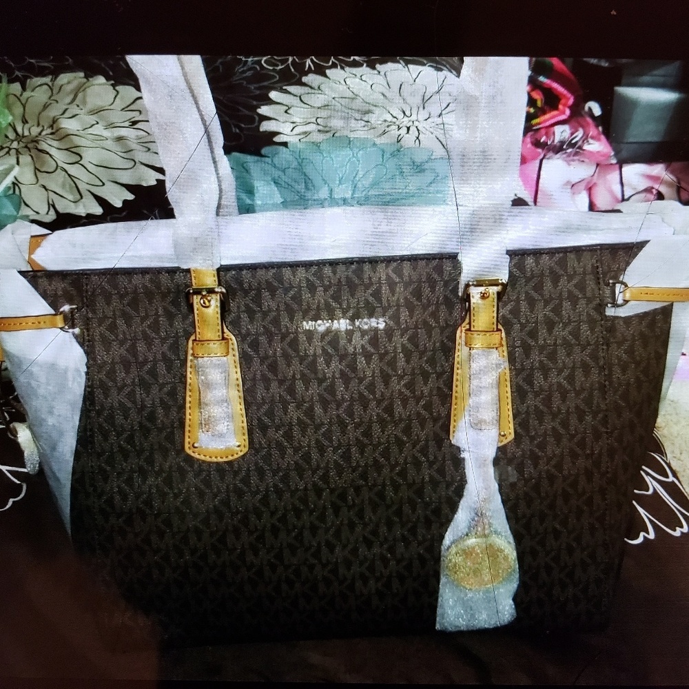 AUTHENTIC  MK PURSE